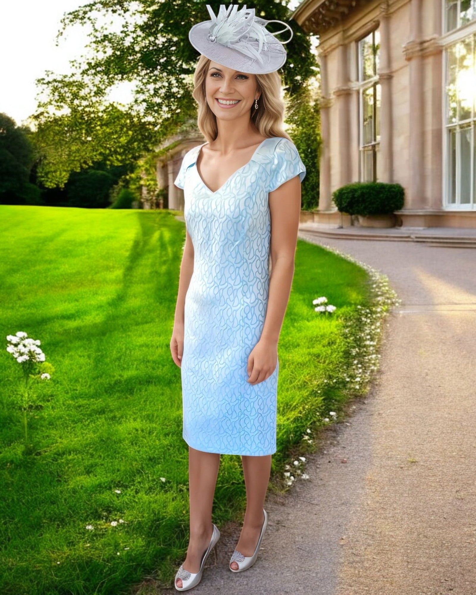 Lizabella Dress and Jacket Aqua L1150

Elegant aqua blue two-piece outfit from Lizabella - Shift dress with cap sleeves and v-neck, paired with matching bolero jacket. Zip closure and full lining included.